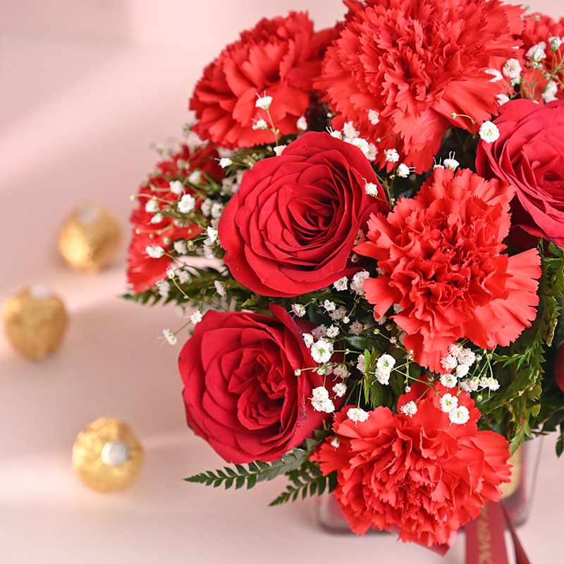 Square Vase of Red Roses_SideView